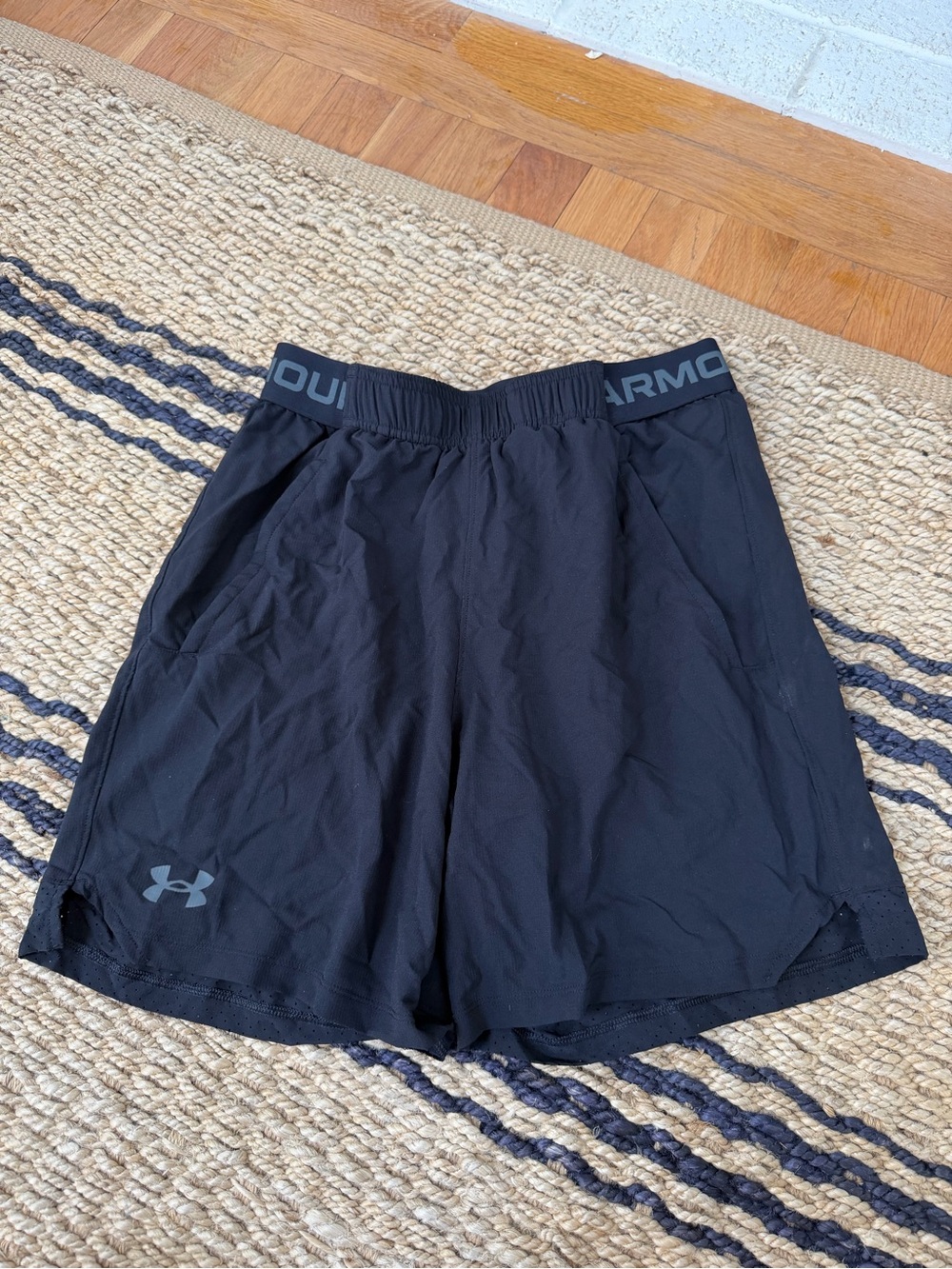 Boys Under Armour Black Athletic Shorts, Size S